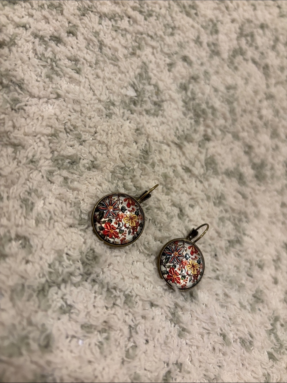 Floral Red Multicolor Round Glass Cabachon Pierced Earrings Brass NWT .75”